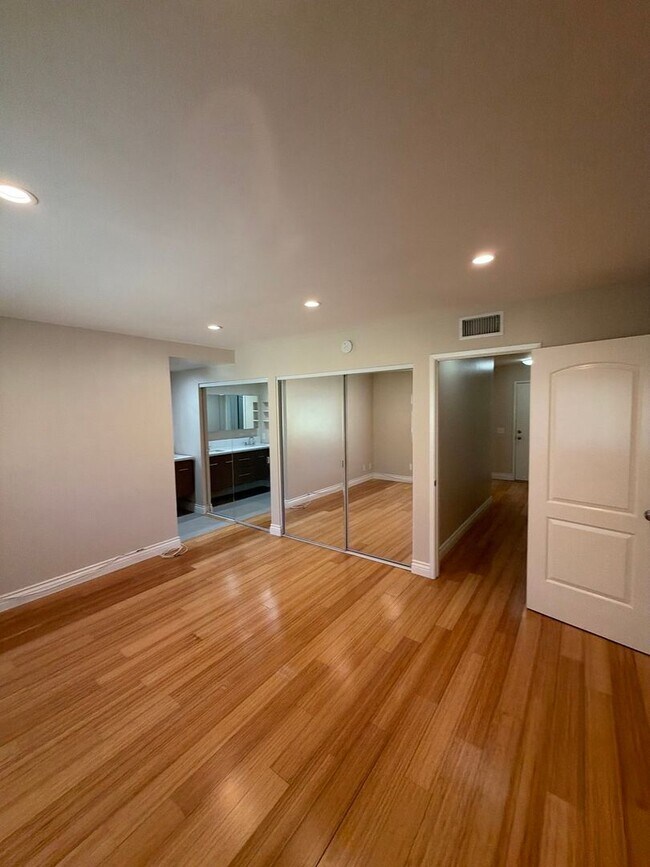 Building Photo - Beautiful 3 Bedroom Home in Avocado Heights