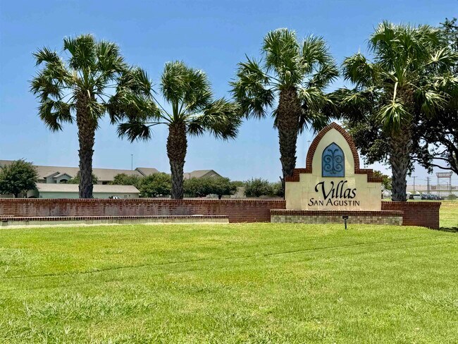 Building Photo - 11111 Revilla Dr