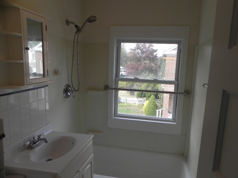 Building Photo - 186 Grasmere Ave