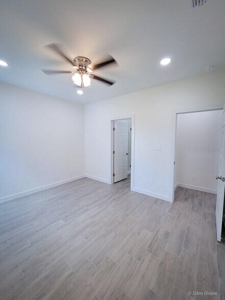 Building Photo - 1404 W Platinum Dr