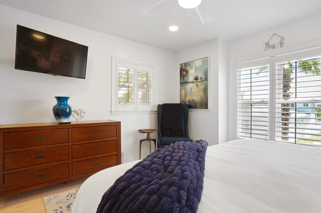 Building Photo - 1804 Pass a Grille Way