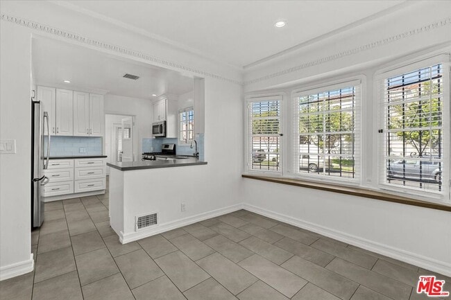 Building Photo - 203 S Detroit St