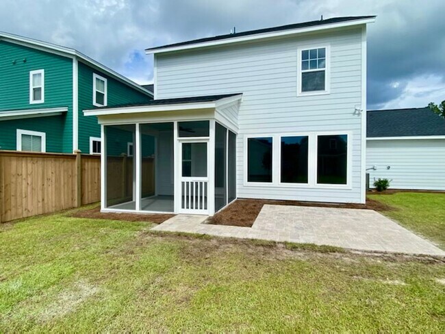 Building Photo - LIKE NEW Executive Home In Coveted Midtown...