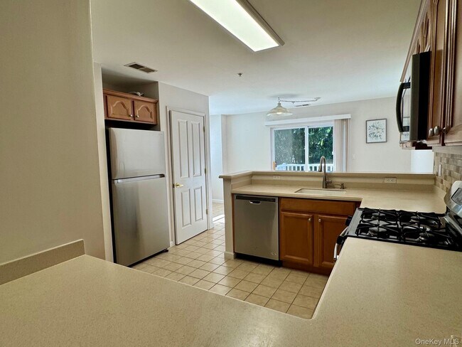 Building Photo - 25 Fairways Dr
