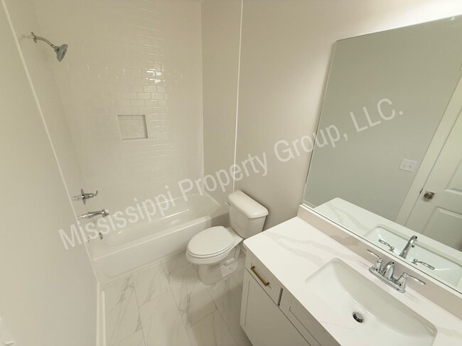 Building Photo - 3BD/3.5BA - LARGE END UNIT @ THE RESERVE