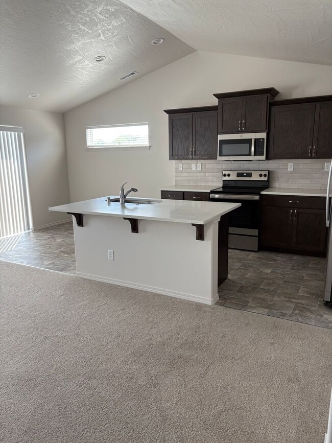Building Photo - 1/2 Off Deposit!! Newer Construction in Ma...
