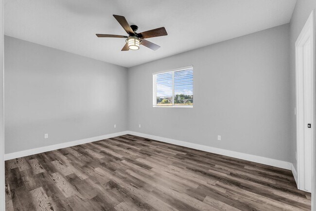 Building Photo - Beautiful 2020 Layton Home with High Ceilings & Modern Finishes