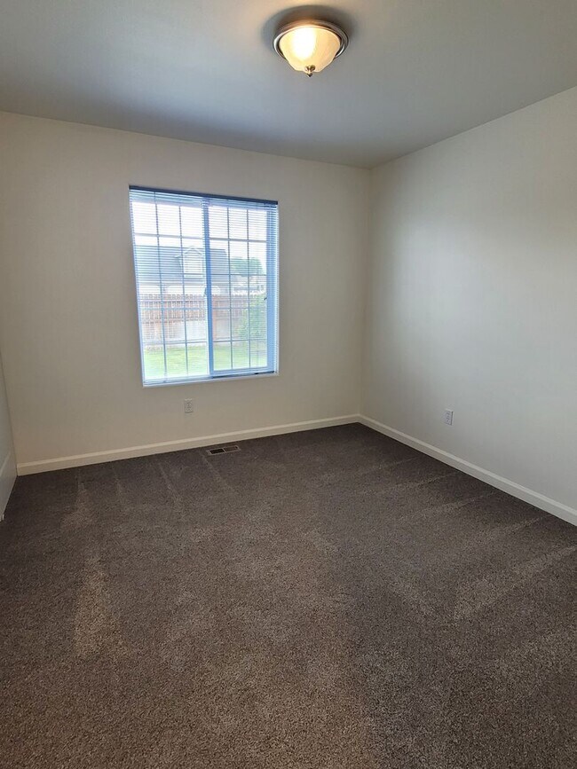 Building Photo - Pet Friendly Home with Large Yard