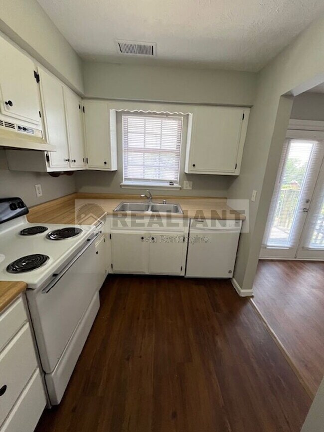 Building Photo - 425 Lenney Dr