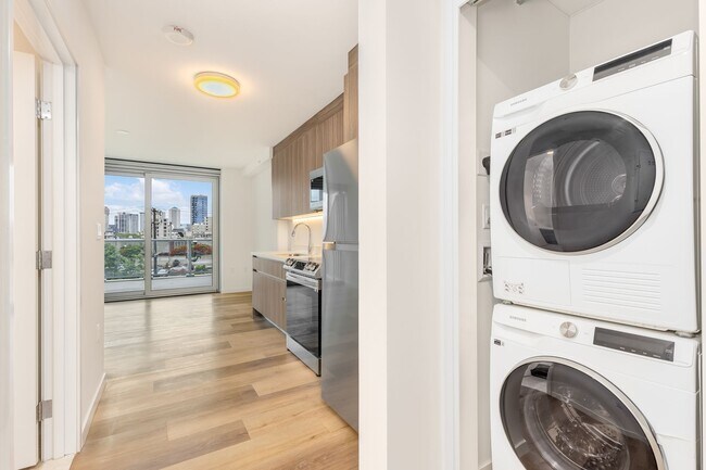 Building Photo - Urban Living w/Amenities - Studio w/1ba/1pkg PETS NEGOTIABLE!