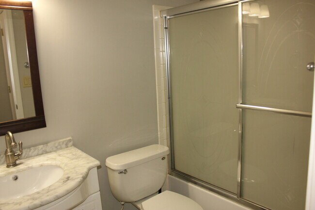 Building Photo - 410 Ashwood Ct