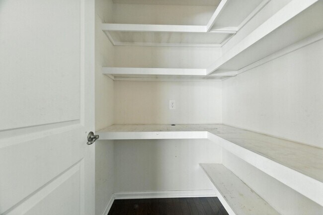 Building Photo - 8120 Fairmont Dr