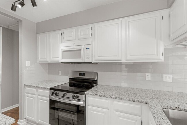 Building Photo - 8402 Pine Shores Dr