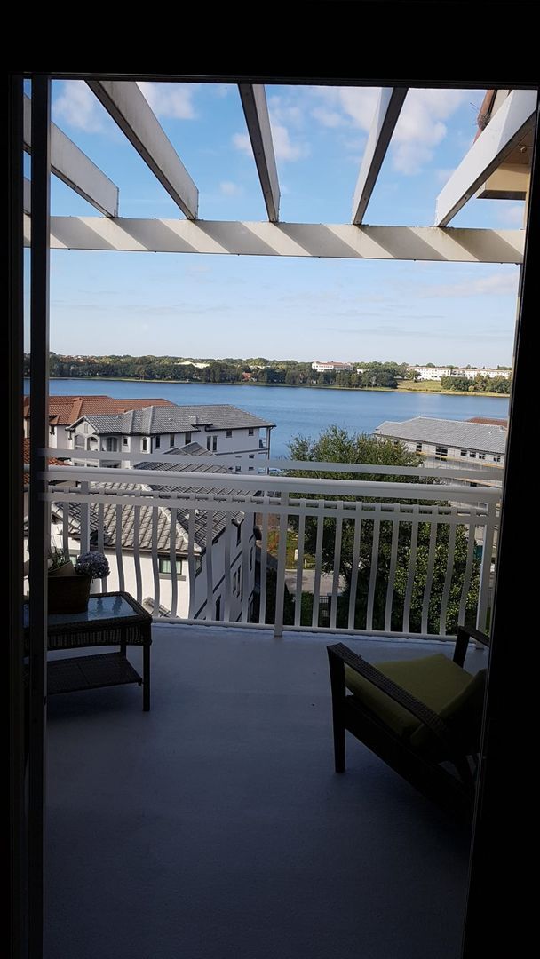 Building Photo - Stunning 3 bedroom top floor in Toscana FULLY FURNISHED