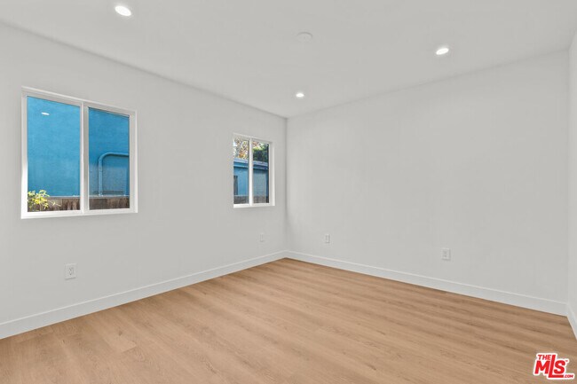 Building Photo - 3647 Grand View Blvd