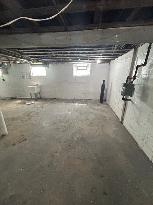Building Photo - Section 8 Accepted! Spacious newly renovat...