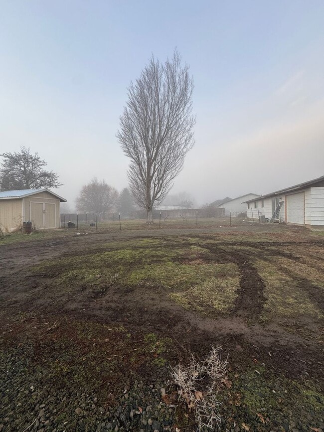 Building Photo - Spacious 4-Bedroom Home with Garage & Fenced Yard