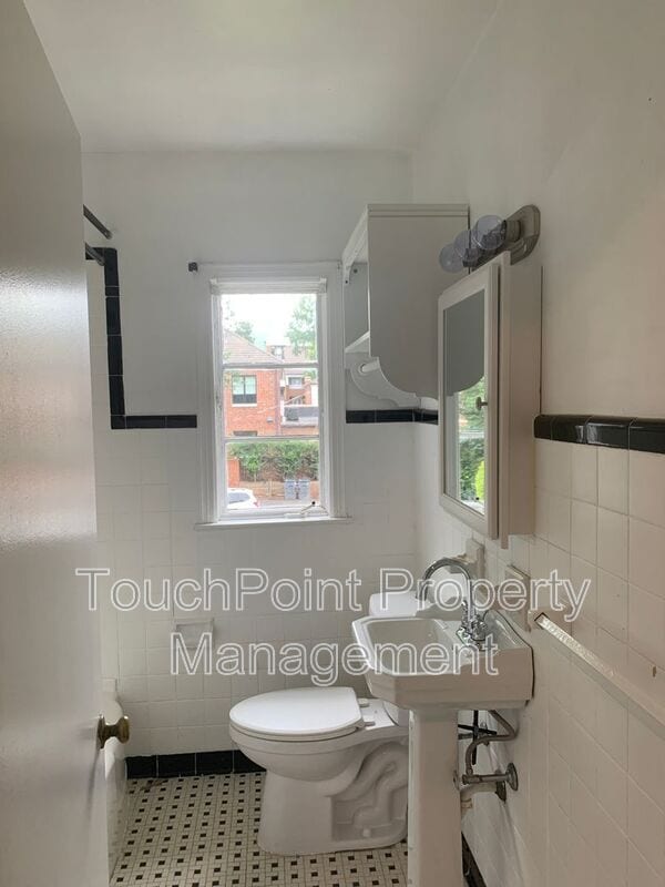 Building Photo - 2103 Queens Rd W