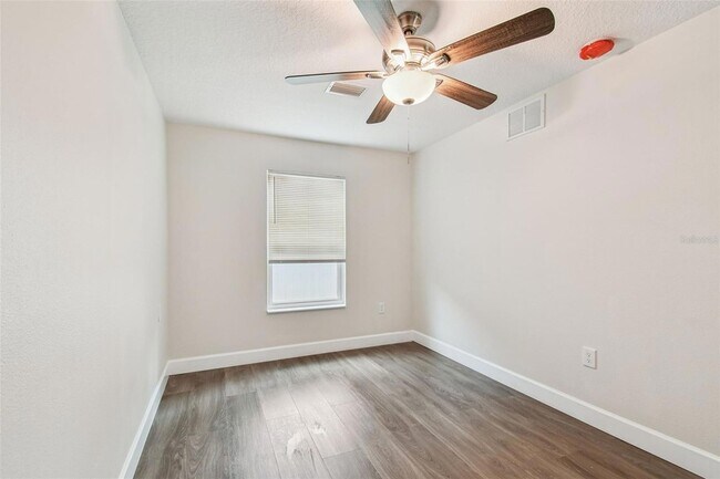 Building Photo - 650 E Tarpon Ave