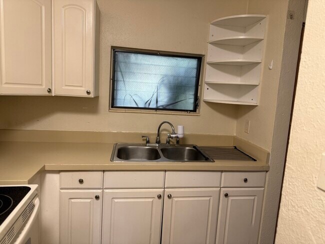 Building Photo - 1020 Queen St N