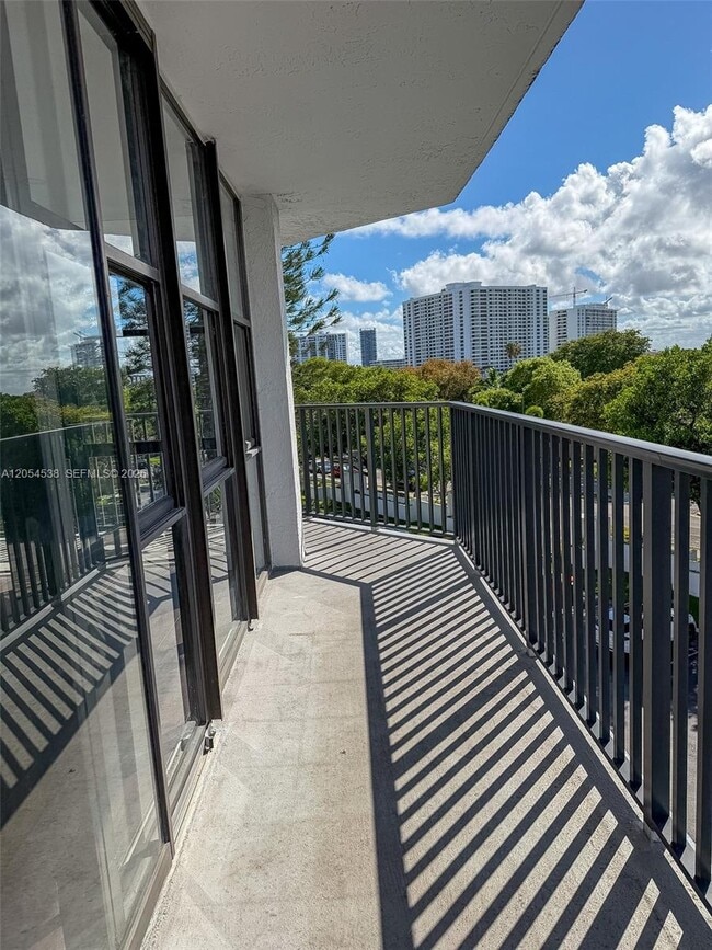 Building Photo - 1000 Parkview Dr