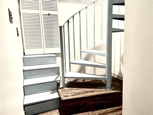 Building Photo - 7 Evesham Ln