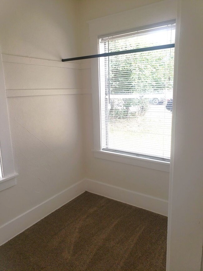 Building Photo - 1032 NE Madrona St