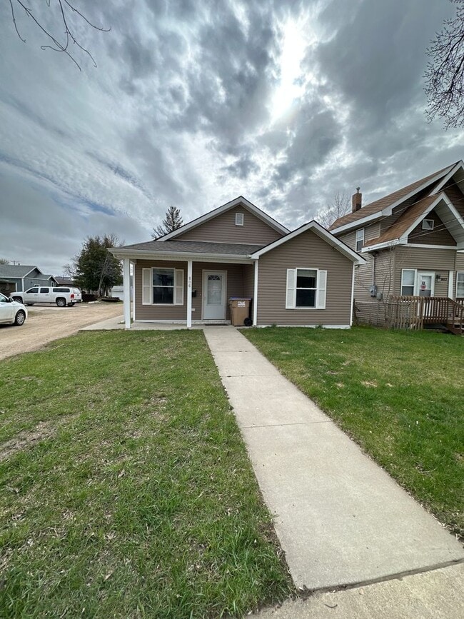 Building Photo - 3 Bedroom House!