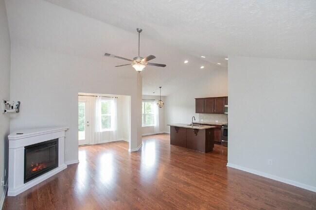Building Photo - Single-level 2-bed, 2-bath townhome in 55+ community with pool, clubhouse, fitness center and gro...