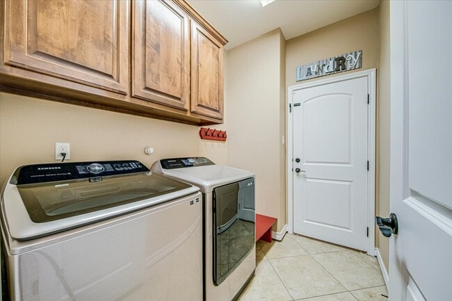 Building Photo - 7522 S Lake Dr
