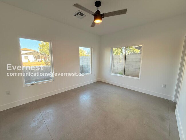 Building Photo - 1117 W Roosevelt St