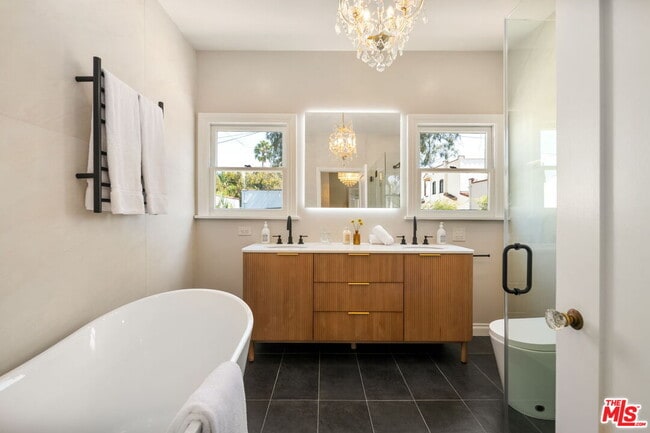 Building Photo - 802 Cochran Ave