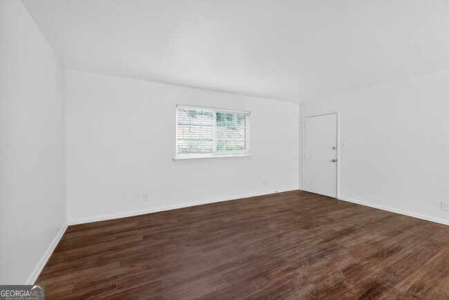 Building Photo - 2516 Peachwood Cir NE