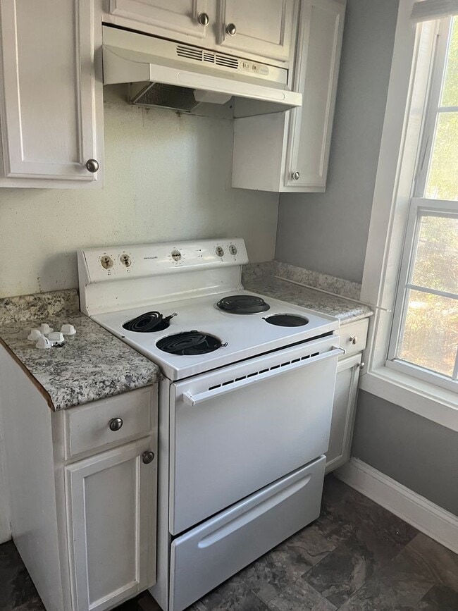 Building Photo - Charming Single Family Home