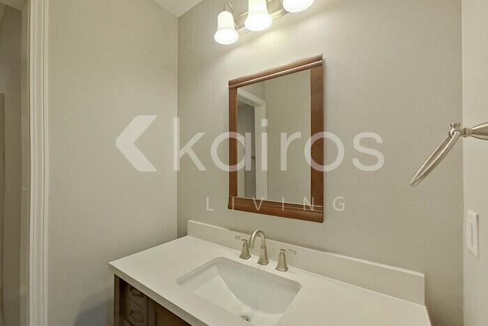 Building Photo - 922 12th Ln