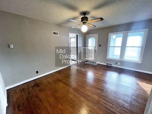 Building Photo - 1000 W 3rd- 5 bedroom, 2 bathroom, Attache...