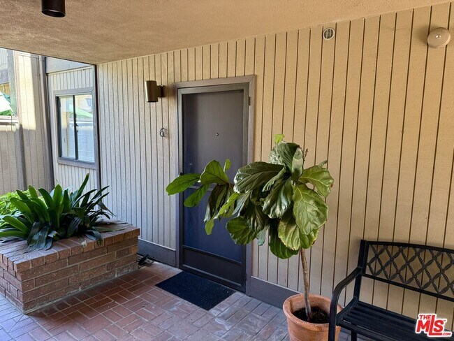 Building Photo - 853 Larrabee St