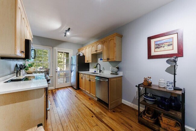 Building Photo - 1280 Stillwood Dr NE