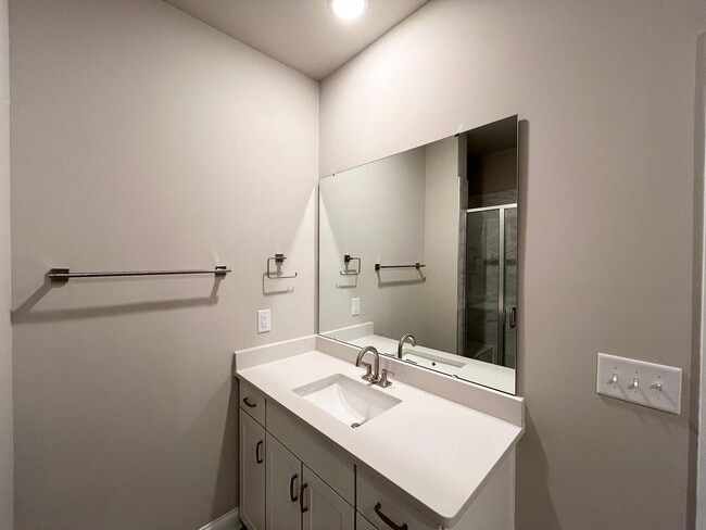 Building Photo - **OFFERING FIRST MONTH'S RENT FREE, $200 MOVE IN PROMOTION & REFUNDABLE APPLICATION FEES** New Co...