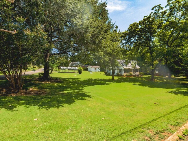 Building Photo - "Charming 3-Bedroom Home with Hardwood Floors & 2 Full Baths in Bessemer City – 1758 Sq Ft of Com...