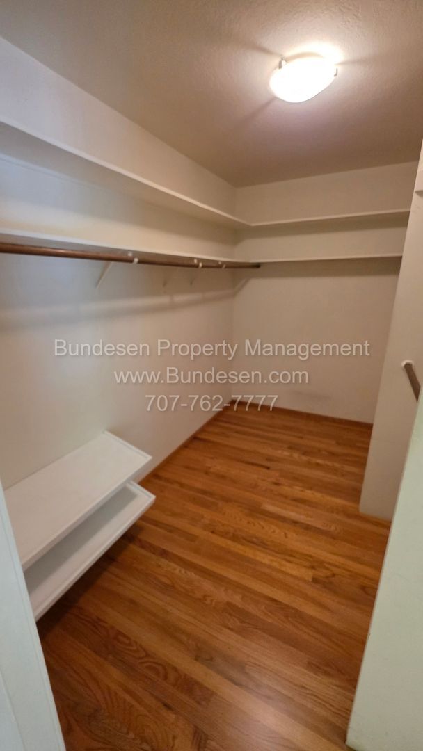 Building Photo - 5 Oak Forest Rd