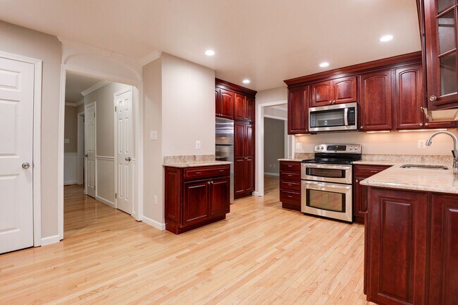 Building Photo - 3 Bedroom 2.5 Bath SFH in Fairfax for Rent!