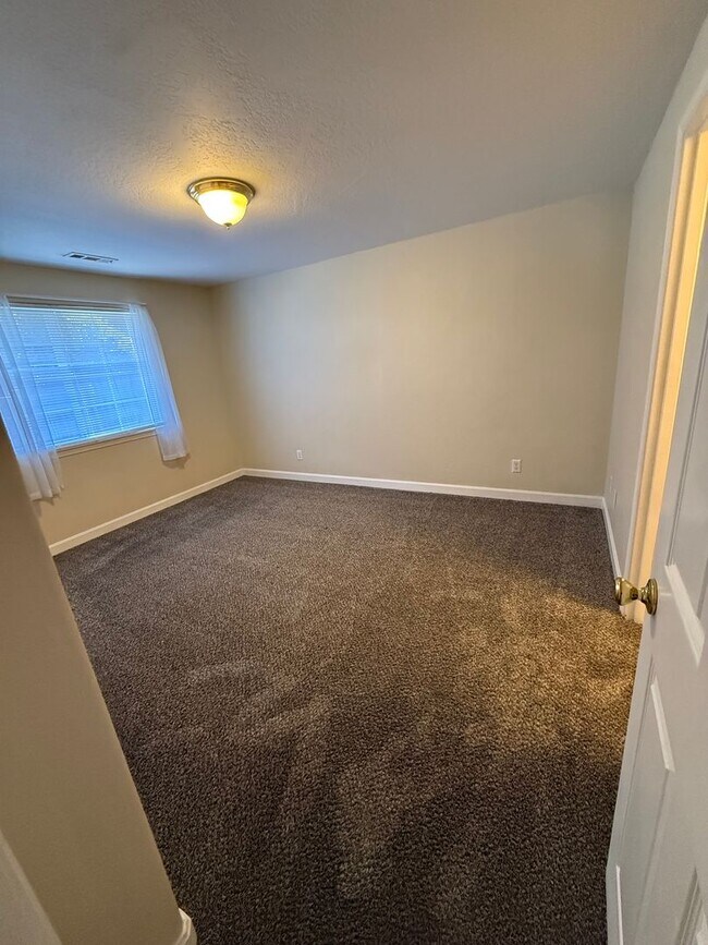 Building Photo - 522-524 Briarwood Dr.