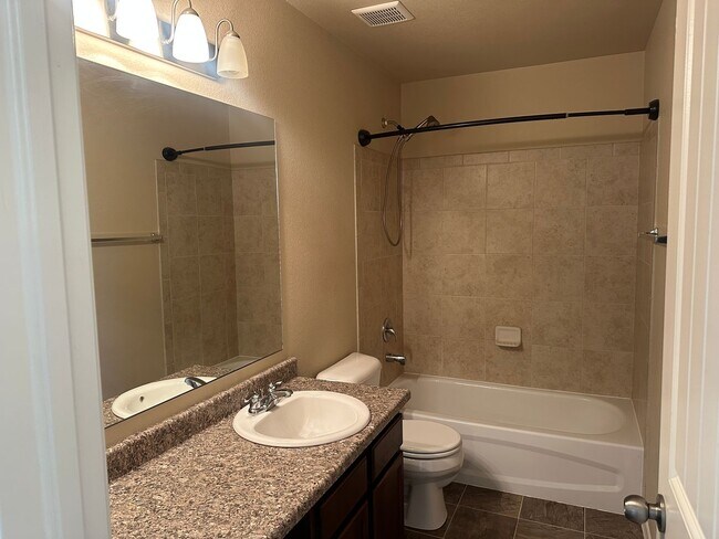 Building Photo - Stunning 4 Bed Home with Hot Tub in Founta...