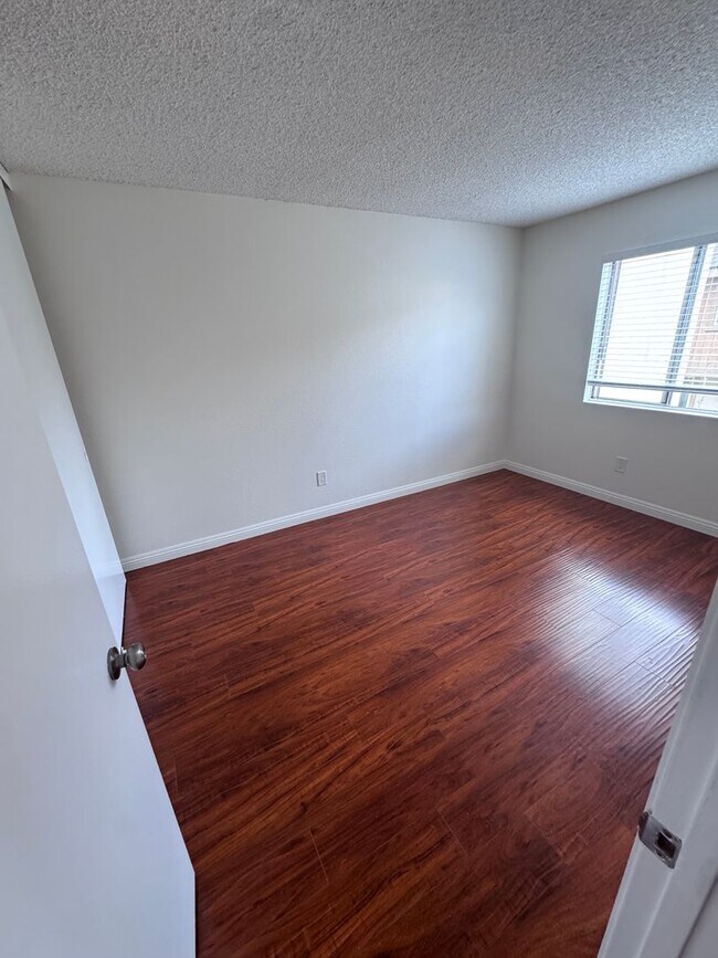Building Photo - 4 bed townhouse central  Clairemont