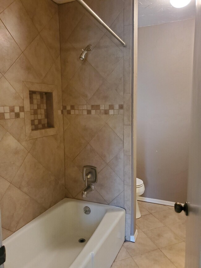 Building Photo - 912 E 10th St