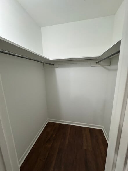 Building Photo - 1010 Country Club Rd