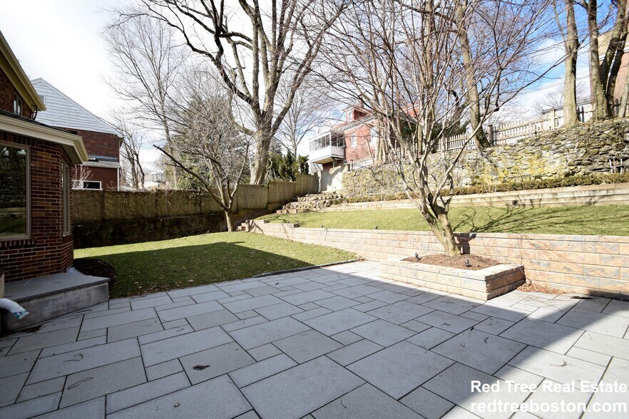 Building Photo - 75 Somerset Rd