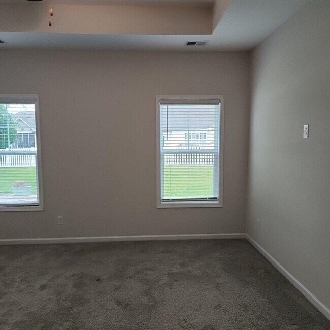Building Photo - 497 Hillsborough Dr