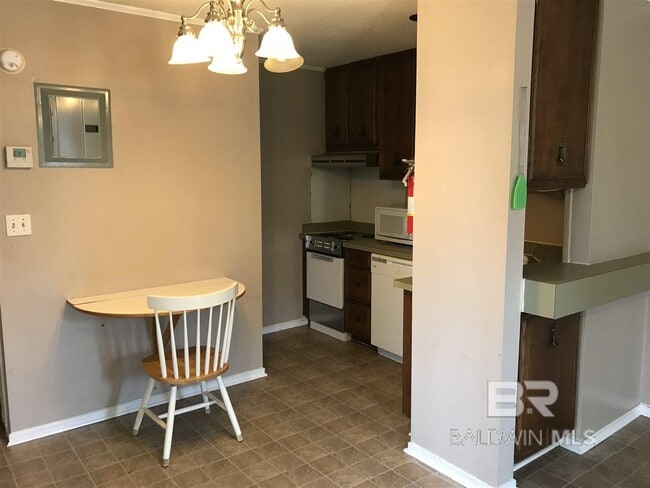 Building Photo - 1050 Sea Cliff Dr N